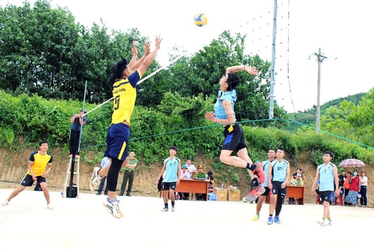 Tặng sân bóng chuyền cho người dân biên giới