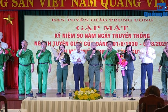 Đỏ mãi ngọn cờ đấu tranh tư tưởng