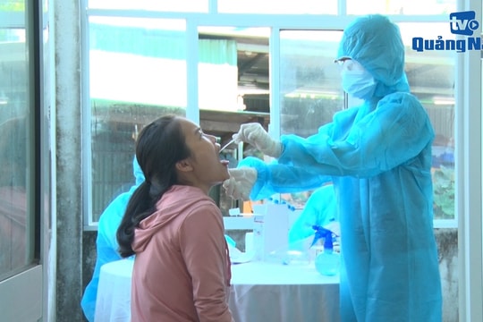 [VIDEO] - Người dân Tam Kỳ nghiêm túc đến trạm y tế lấy mẫu xét nghiệm