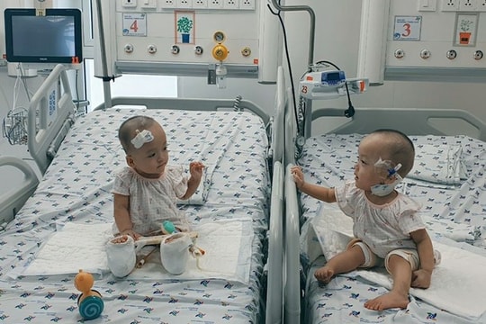 Sau tách dính, cặp Song Nhi lần đầu sum họp, bi bô trò chuyện