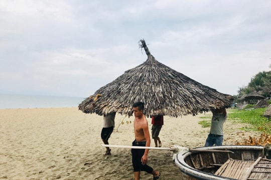 Điện Bàn có 2 người bị thương khi chằng chống nhà cửa