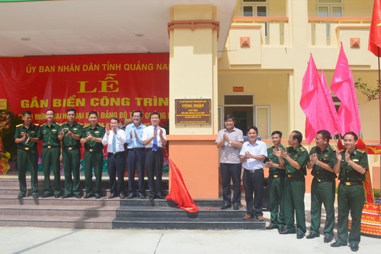 Gắn biển công trình chào mừng Đại hội Đảng bộ tỉnh