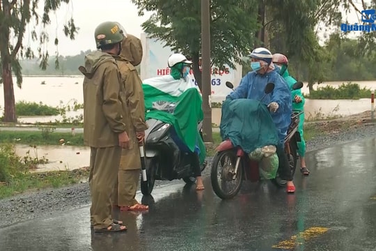 [VIDEO] - Cảnh sát giao thông nỗ lực vì an toàn cho người dân trong mưa lũ