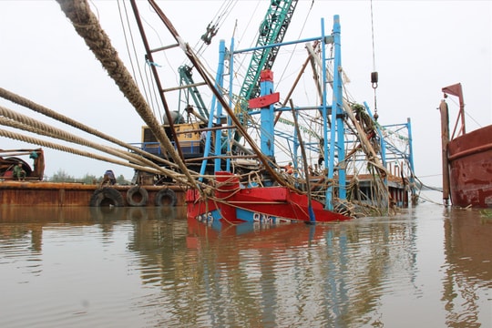 Trục vớt tàu chìm và tìm người mất tích ở Tam Hải (clip)