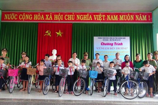 Tặng 10 xe đạp cho học sinh xã Đại Minh