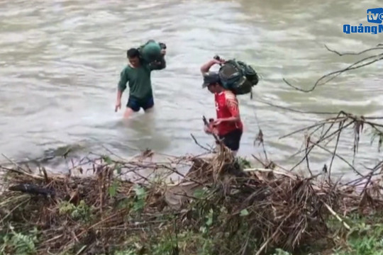[VIDEO] - Bộ đội Tây Giang cắt rừng, vượt lũ vào tiếp tế làng Aur