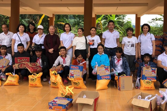 Tặng 950 suất quà cho đồng bào vùng lũ miền Trung