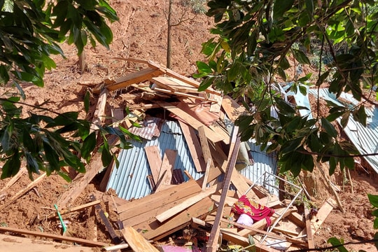 Hiện trường vụ sạt lở tại xã Trà Vân làm 8 người chết (clip)