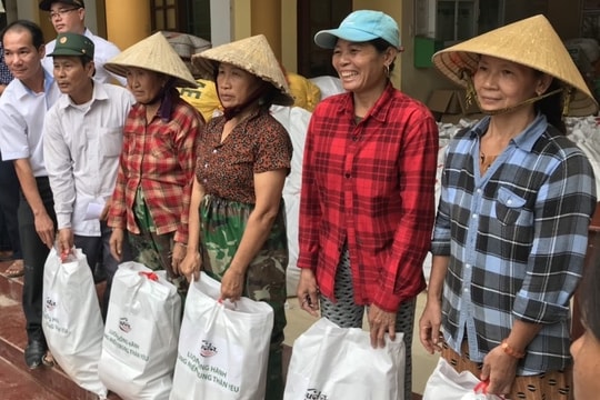 Người miền Trung ấm áp nghĩa tình giữa tâm lũ