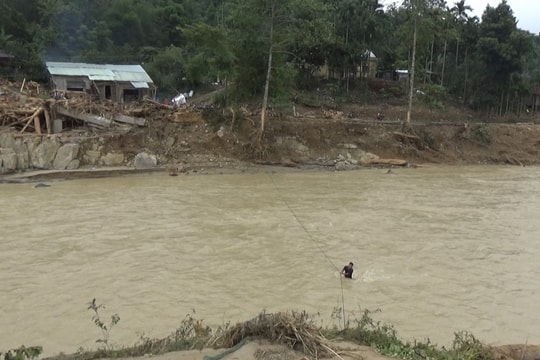 Đã tiếp cận ngôi làng có gần 80 hộ dân bị cô lập tại xã Trà Bui