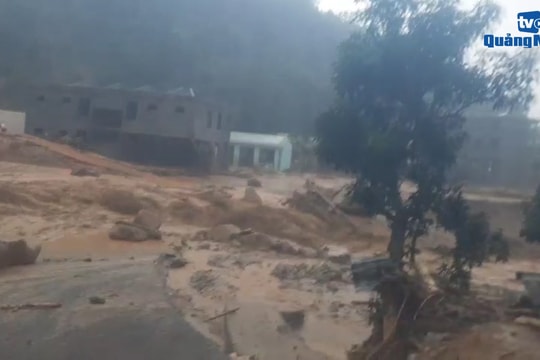 [VIDEO]  - Cảnh dòng nước lũ hung dữ ở thôn 2, Phước Thành