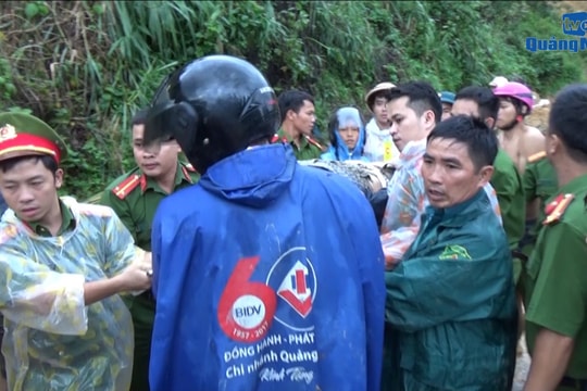 [VIDEO] - Khoảnh khắc 6 người thoát chết trong vụ sạt lở tại Bắc Trà My