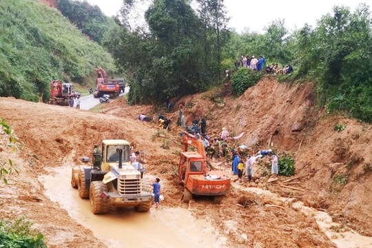 Bắc Trà My tiếp tục sạt lở tại khu vực nạn nhân mất tích (clip)