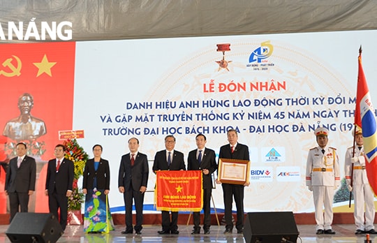 Trường Đại học Bách khoa đón nhận danh hiệu Anh hùng Lao động thời kỳ đổi mới