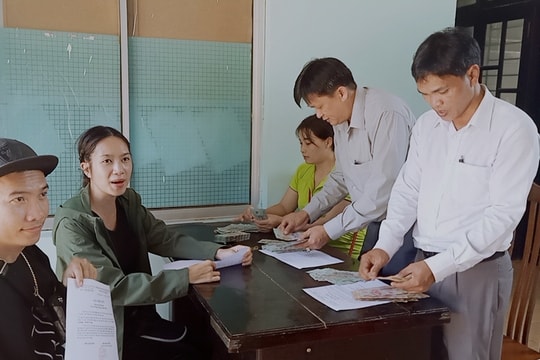 Trao tặng 820 triệu đồng giúp Tây Giang khắc phục hậu quả thiên tai