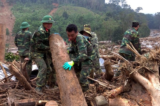 Phước Sơn: Tạm dừng tìm kiếm nạn nhân mất tích do mưa lớn trở lại