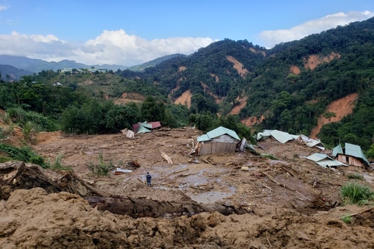 Mở đường đưa xe cơ giới vào tìm kiếm nạn nhân mất tích ở Phước Lộc