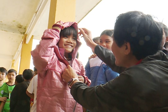 Hàng trăm áo ấm đến với trẻ em vùng cao