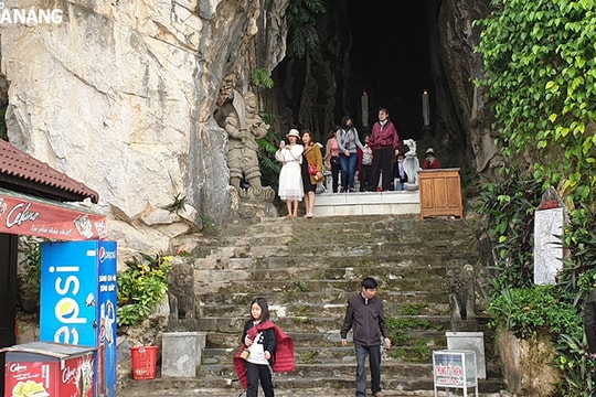Gần 1.700 du khách tham quan Di tích danh thắng Ngũ Hành Sơn