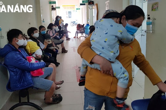 Trẻ nhỏ nhập viện vì trời lạnh