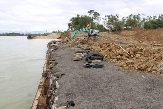 Yêu cầu một hộ kinh doanh ở Điện Bàn dừng thi công bến thủy nội địa (clip)