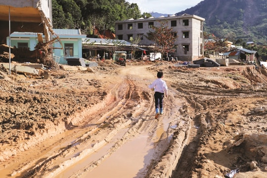 Trẻ em vùng sạt lở núi