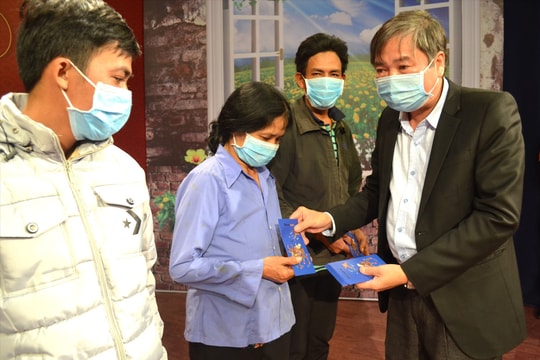 Sacombank Quảng Nam phối hợp QRT trao 50 suất quà tết