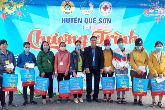Quế Sơn tặng quà tết công nhân khó khăn