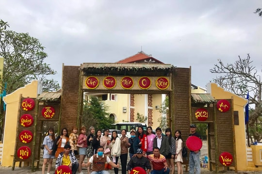 Tổ chức "Phiên chợ tết xưa không đồng" cho người nghèo Hội An