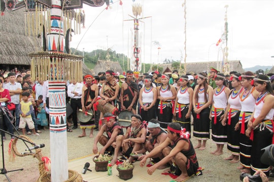 Người Cor ăn "tết Bác Hồ"