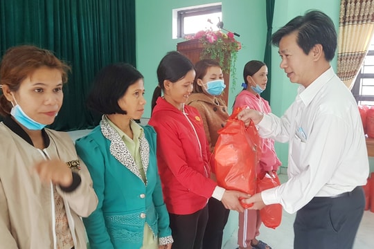 Báo Quảng Nam trao quà tết tại xã kết nghĩa Trà Kót