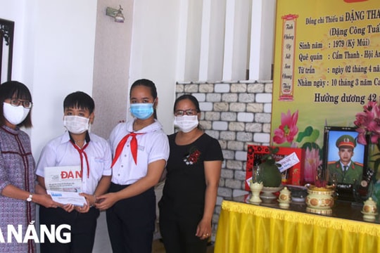 Báo Đà Nẵng trao sổ tiết kiệm cho 2 con của liệt sĩ Đặng Thanh Tuấn