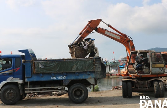 Nhanh chóng xử lý rác tại âu thuyền Thọ Quang