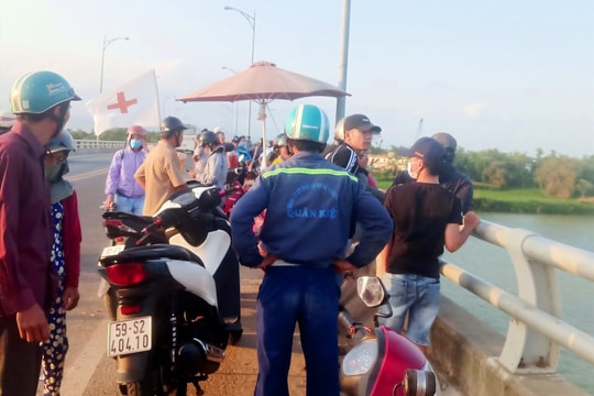 Tìm thấy thi thể người đàn ông nhảy cầu Giao Thủy