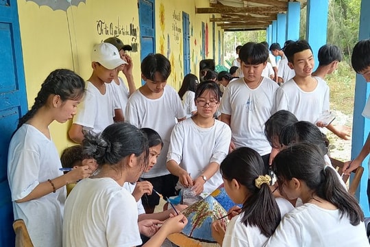 Học sinh trải nghiệm văn hóa làng chài