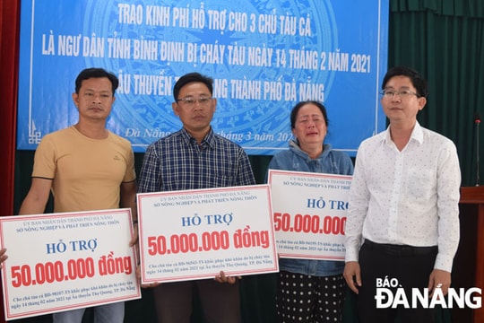 Đà Nẵng trao hỗ trợ 150 triệu đồng cho ngư dân Bình Định khắc phục thiệt hại cháy tàu cá