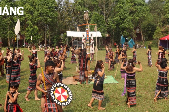 Tái hiện các phong tục truyền thống của đồng bào Cơ tu