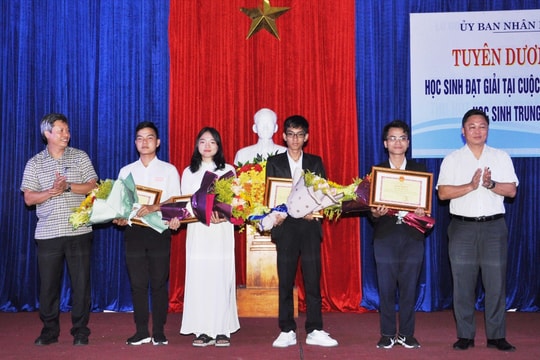 UBND tỉnh tuyên dương, khen thưởng học sinh đoạt giải cuộc thi Khoa học kỹ thuật toàn quốc