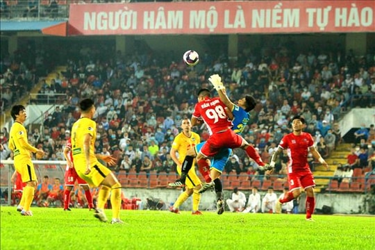 Ấn tượng vòng 7 V-League 2021: Đội bóng phố núi vẫn ở đỉnh, Hà Nội FC 'trảm' tướng
