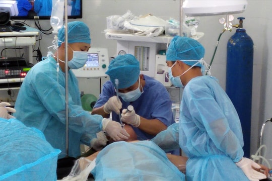 Bệnh xá đảo Song Tử Tây mổ cấp cứu ngư dân bị vỡ ruột thừa