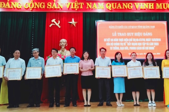 Khen thưởng 33 gương điển hình học tập và làm theo Bác