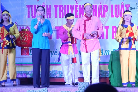 [VIDEO] - Duy Xuyên tuyên truyền bầu cử bằng bài chòi