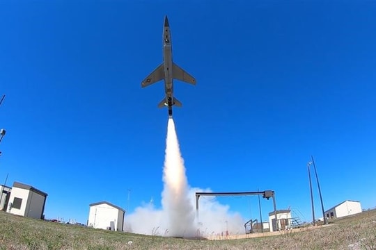 Mỹ lần đầu thử nghiệm máy bay không người lái yểm trợ tấn công