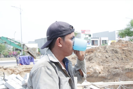 Người lao động nhọc nhằn mưu sinh trời nắng nóng