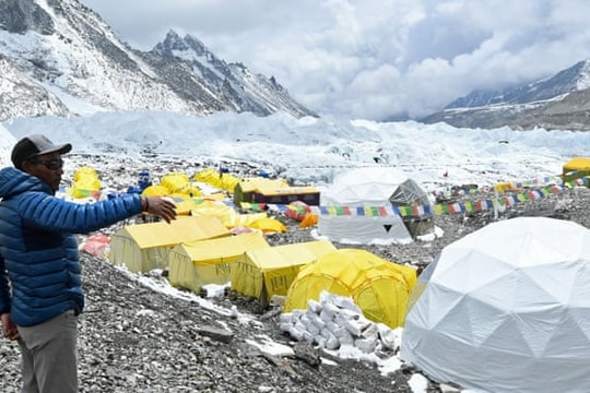 Dịch Covid-19 bùng phát mạnh trên đỉnh Everest, ít nhất 100 người mắc bệnh