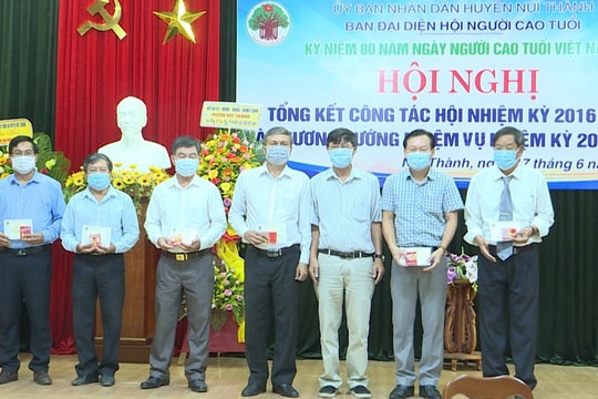 Hội Người cao tuổi Núi Thành trao kỷ niệm chương cho 8 cá nhân