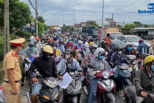 [VIDEO] - Hàng nghìn người dân về từ Đà Nẵng chờ đợi qua chốt kiểm dịch