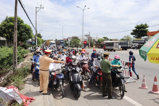 [VIDEO] - Người dân Quảng Nam khẩn trương rời Đà Nẵng trước 12 giờ trưa nay 22.7