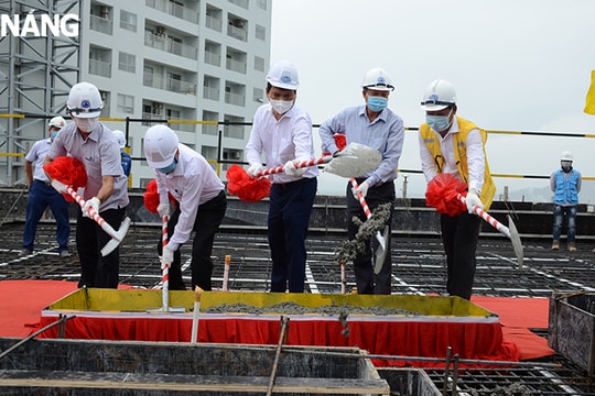 Cất nóc khối nhà ICT Dự án khu công viên phần mềm số 2 (giai đoạn 1)