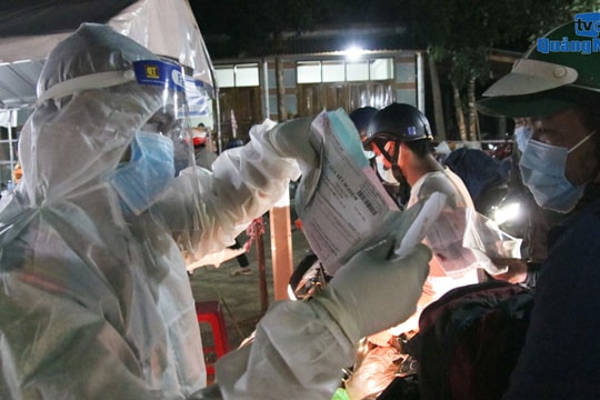 [VIDEO] - Kiểm soát người về quê tránh dịch bằng xe máy